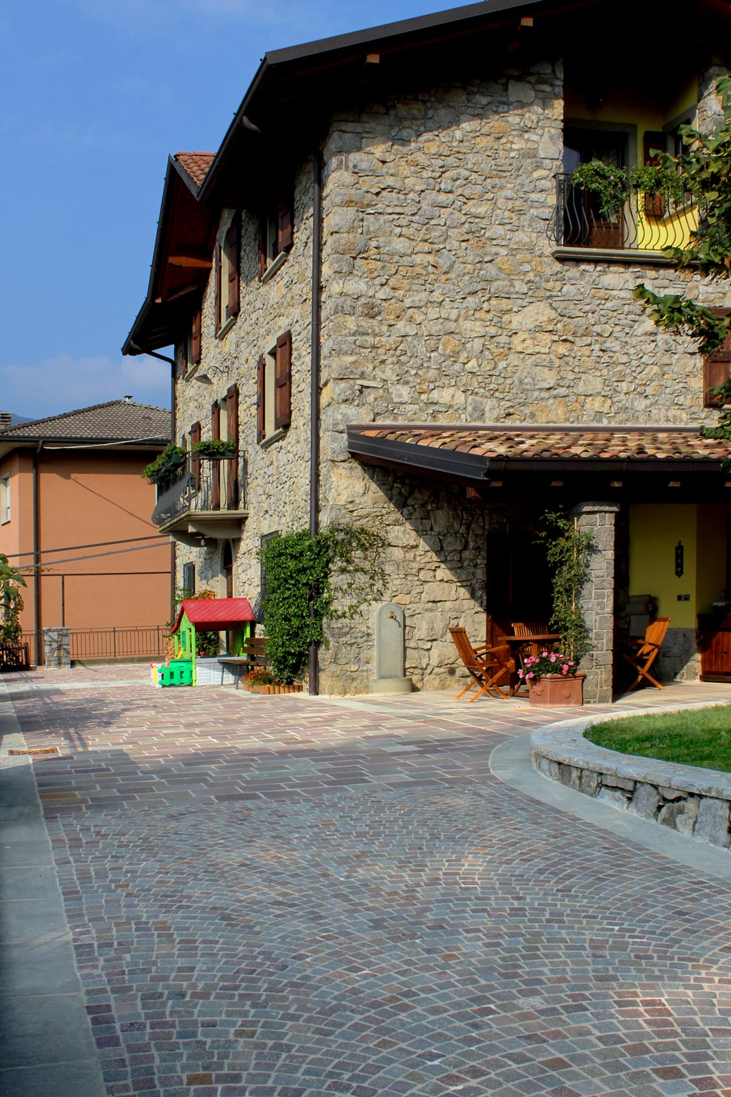 [27] Intorno ad antiche pietre - homes, porphyry, quartzarenite, grey and purple porphyry, grey quarzarenite, stone paving, pavé, stairs, ramps accessible by vehicles